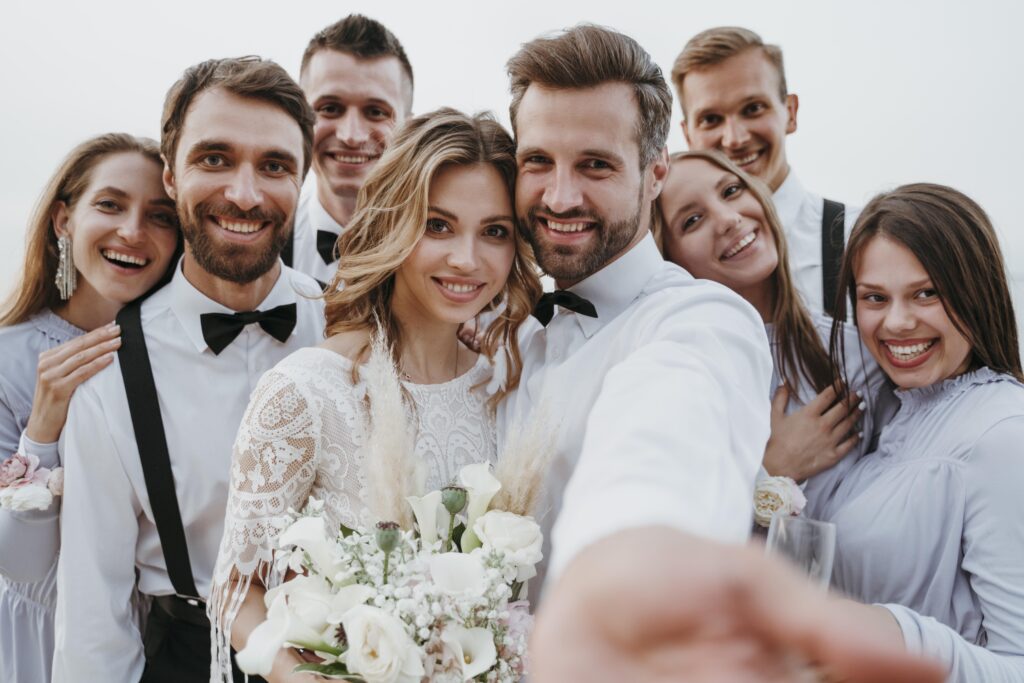 Imagem de um casal de noivos cercados por outras pessoas no dia do casamento.