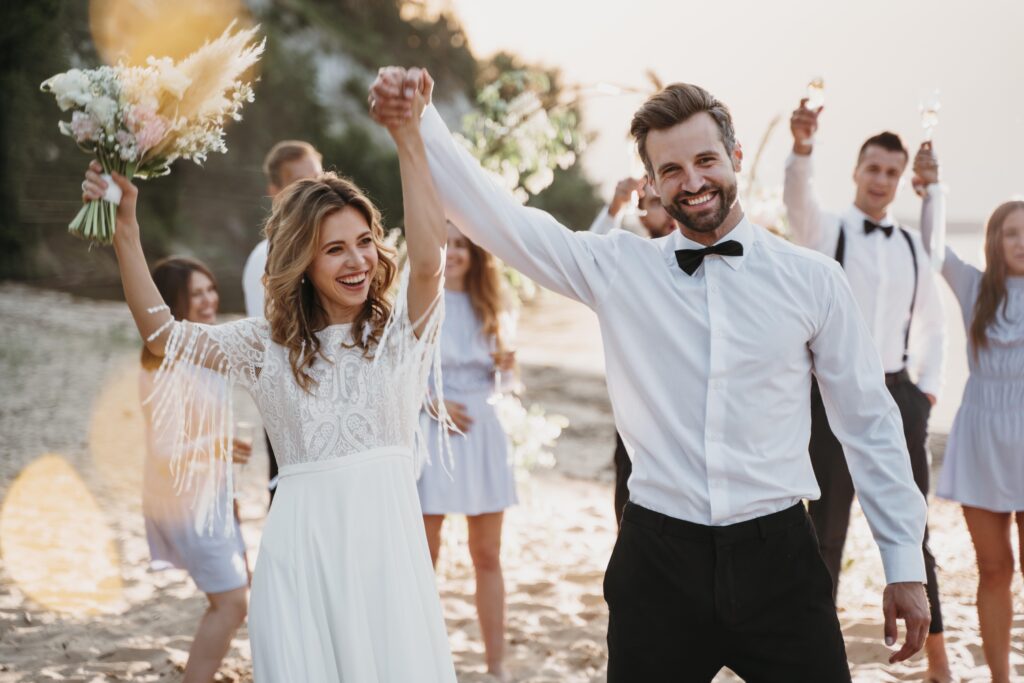 Foto de um casal de noivos de mãos dadas, saindo da cerimônia. Imagem: Freepik