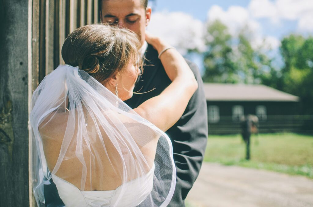 Foto de um casal de noivos para ilustrar texto para cerimonialista de casamento. Imagem: unsplash